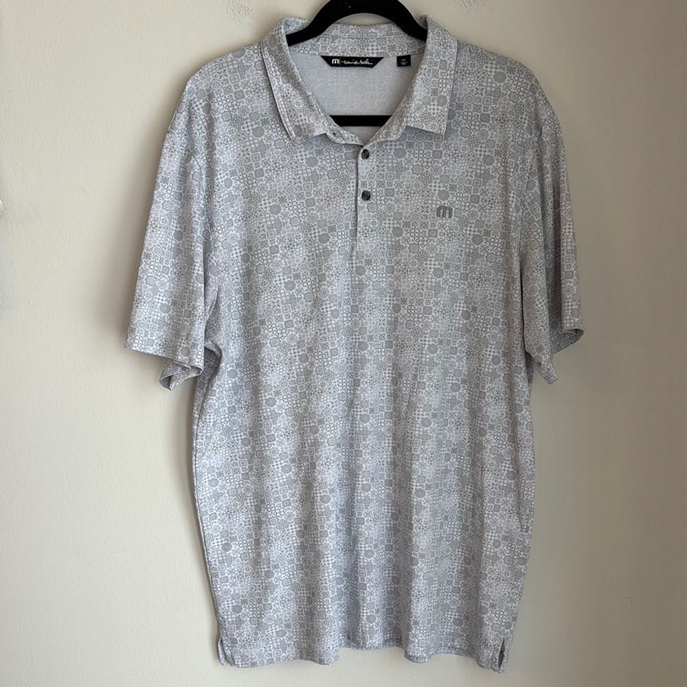 Travis Mathew Golf Polo Shirt Mens Size XXL 2XL Gray Allover Geometric Print EUC
